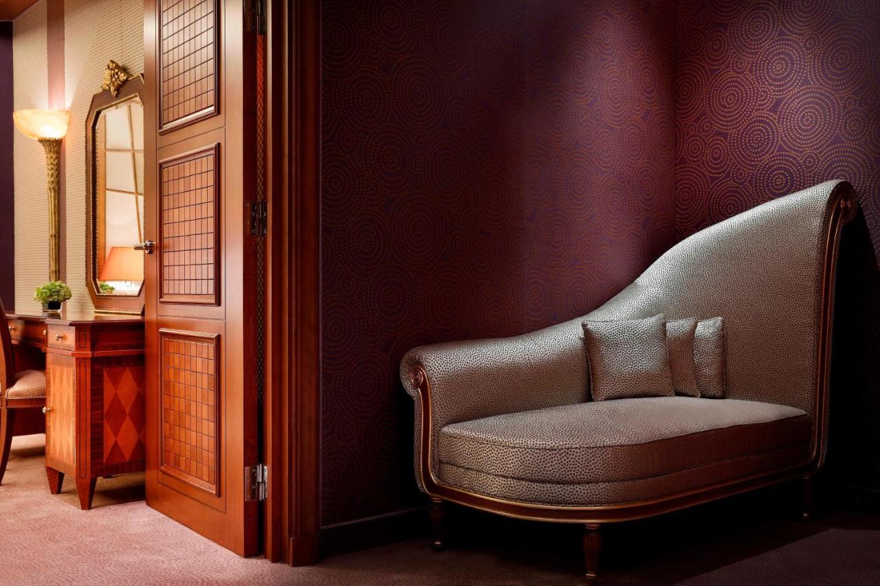 The Ritz-Carlton Jeddah Hotel Ngoại thất bức ảnh A settee