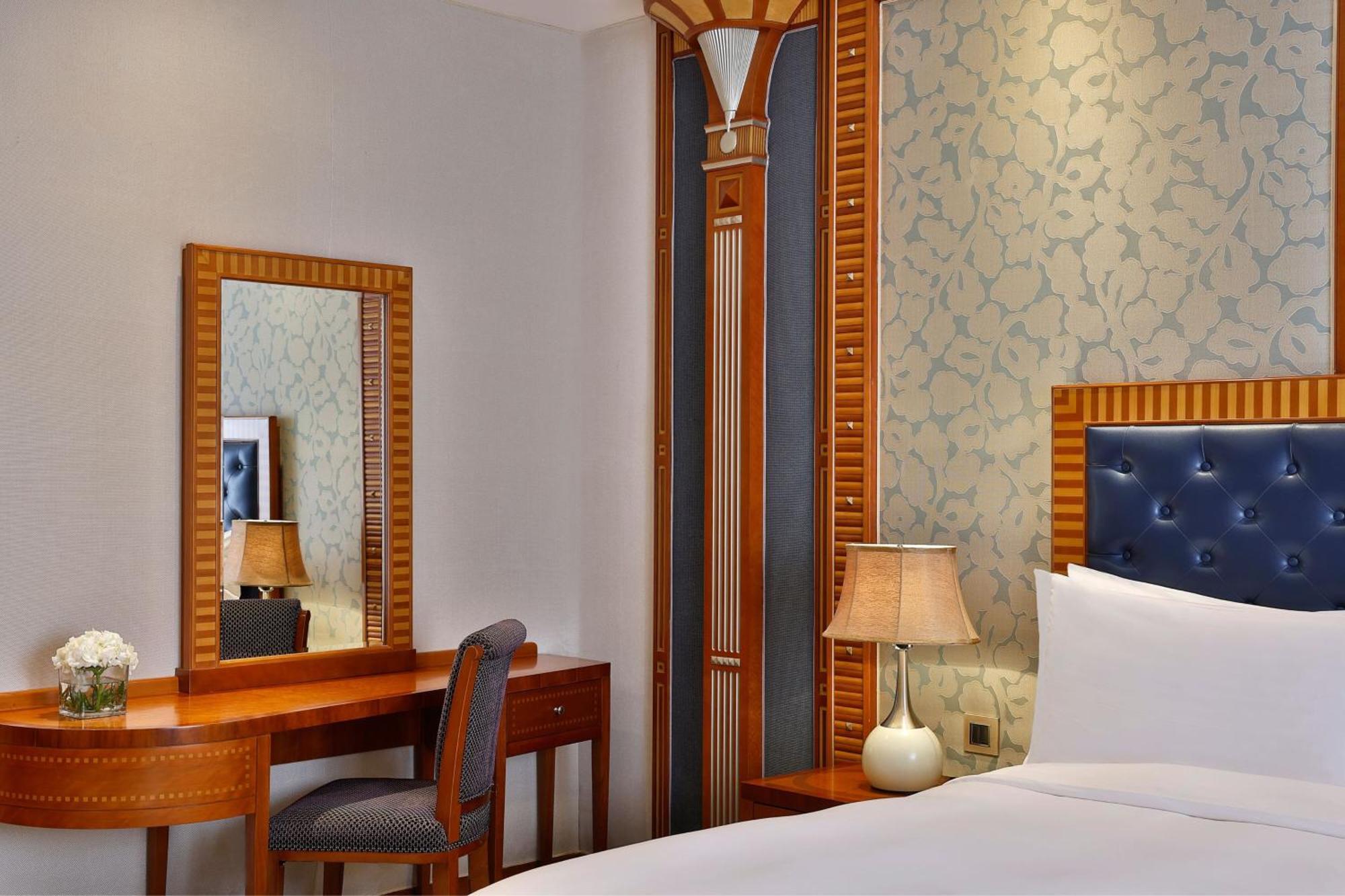 The Ritz-Carlton Jeddah Hotel Ngoại thất bức ảnh A bedroom at the hotel