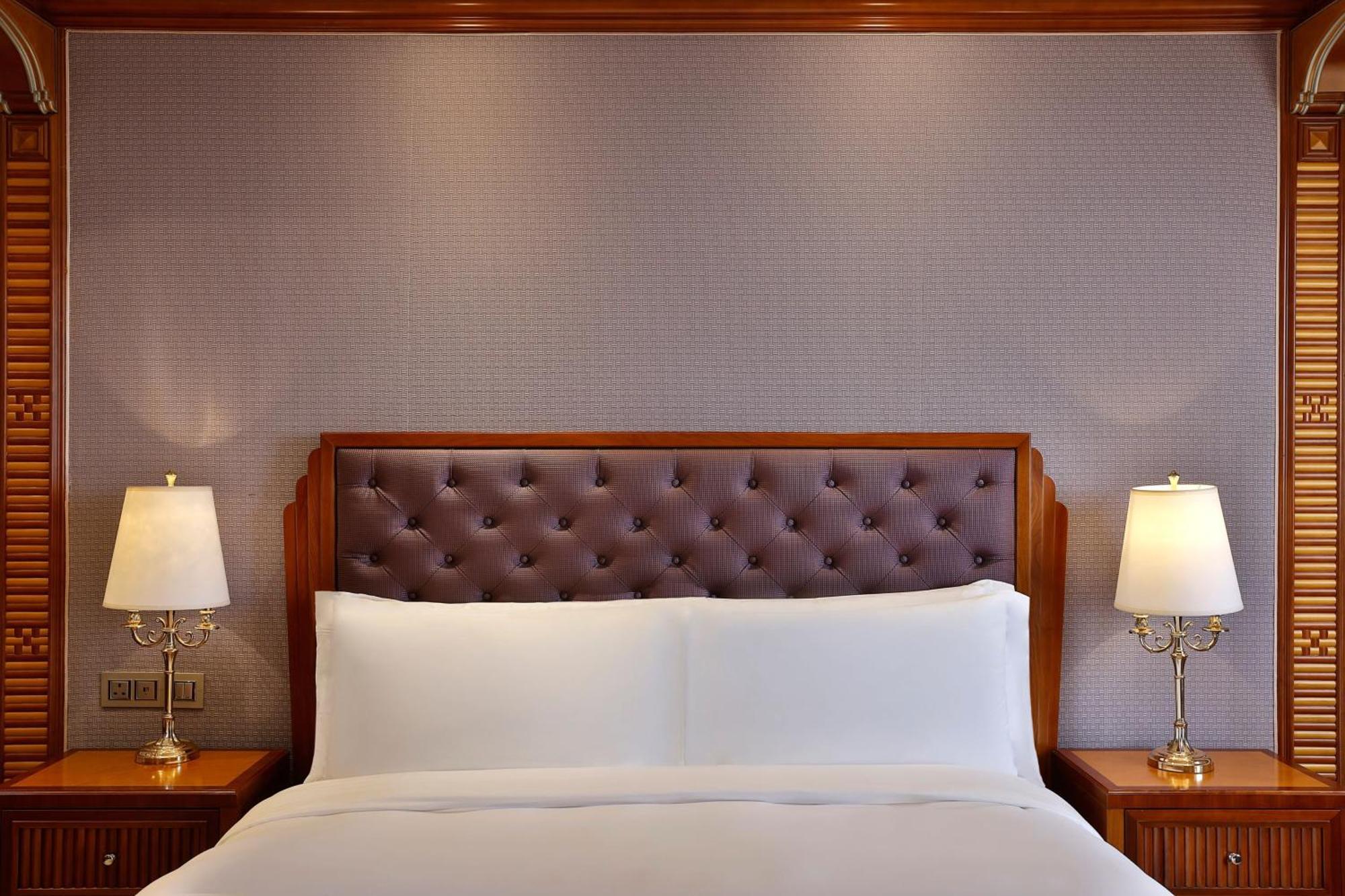 The Ritz-Carlton Jeddah Hotel Ngoại thất bức ảnh A bed with a headboard